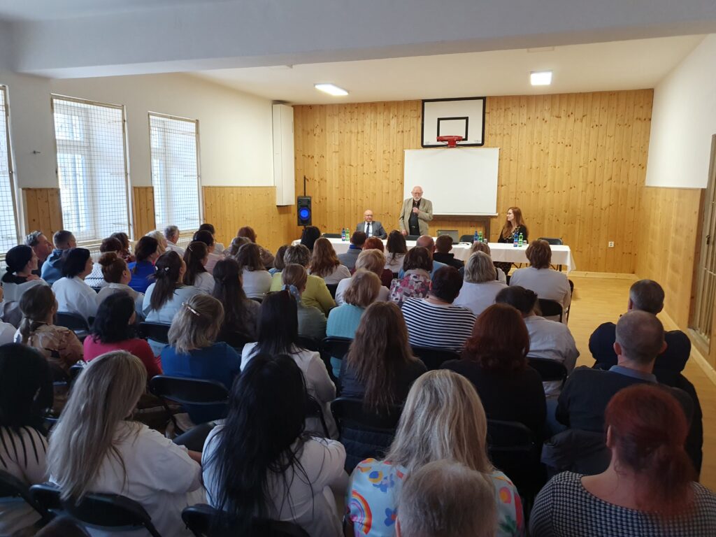 Základná škola s materskou školou v Lomničke, neďaleko poľských hraníc, nie je obyčajnou školou. Je živým organizmom, ktorý z kapacitných dôvodov pulzuje v dvojzmennej prevádzke – deti sa tu učia dopoludnia aj popoludní. Viac než sto pedagógov denne sprevádza na ich ceste za poznaním približne 700 rómskych žiakov.