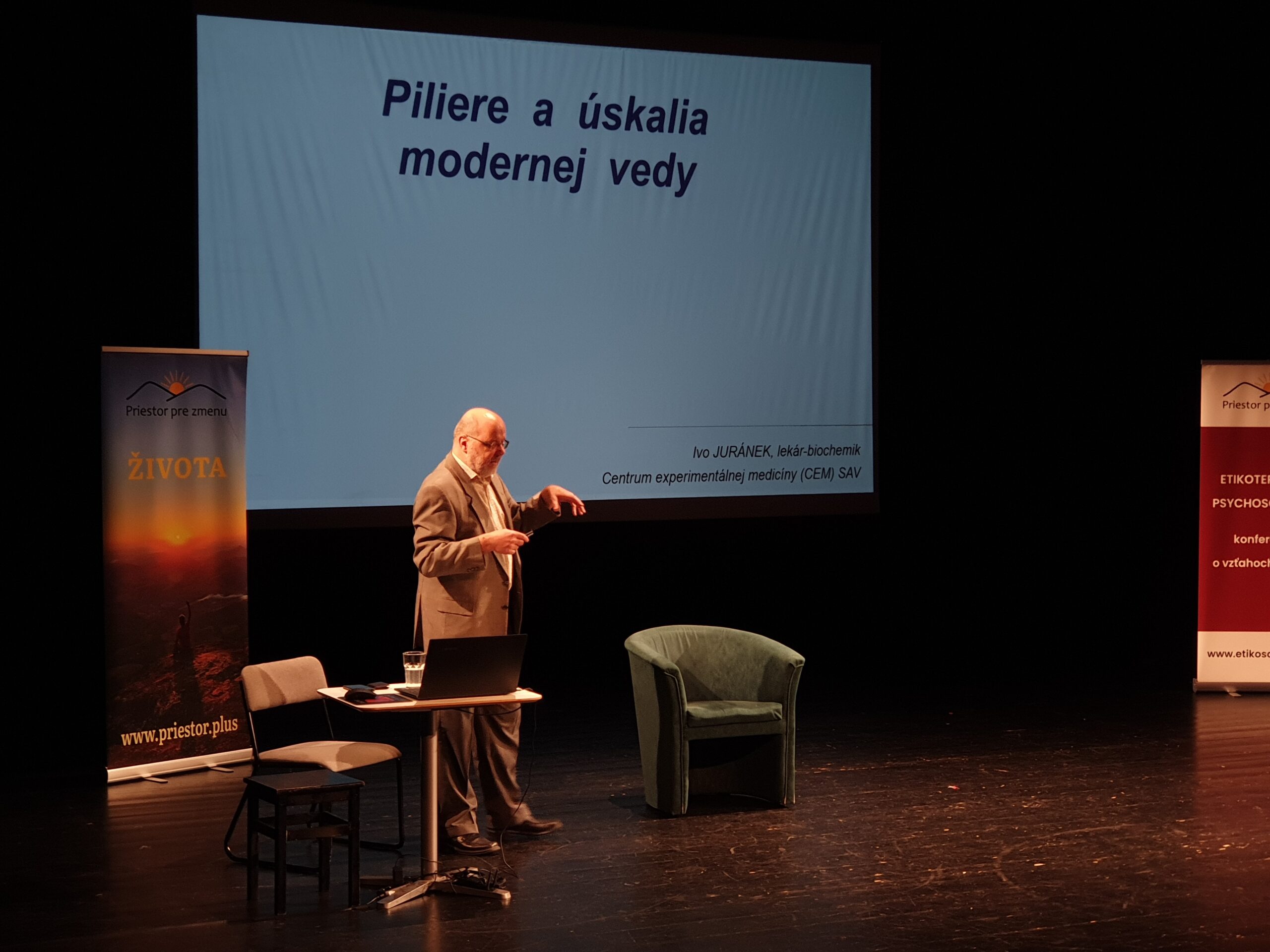 Prednáška Dr. Juránka voľne nadväzuje na príspevok „Čo v skutočnosti znamená ‚Vedci zistili…'“ z konferencie Etikofórum-2025 a ponúka pohľad na súčasnú akademickú vedu z hľadiska jej prínosov, rizík a očakávaní spoločnosti. Veda je poháňaná nevedomosťou a orientovaná pochybnosťami; ak sa pochybnosti vytrácajú, veda sa môže zmeniť na dogmu a vedci na „neomylné autority“. Dejiny ukazujú, že vedecké poznatky môžu byť nielen omylné, ale aj zneužívané, pričom nekritická spoločenská dôvera predstavuje nebezpečné smerovanie.