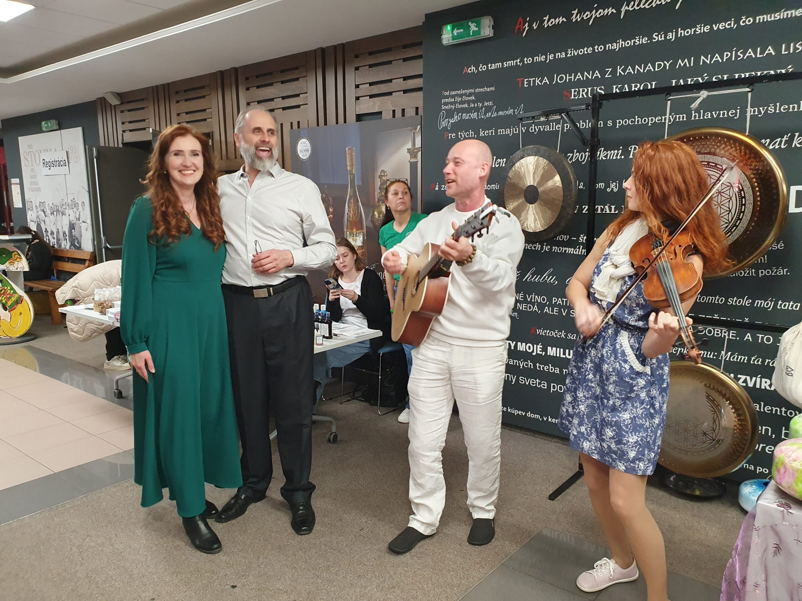Andrea Tkáčová a Milan Surgoš nás potešili svou hrou počas obednej prestávky v bufete radošinského naivného divadla. Ľudia sa pridali a spievali, atmosféra bola jedinečná.